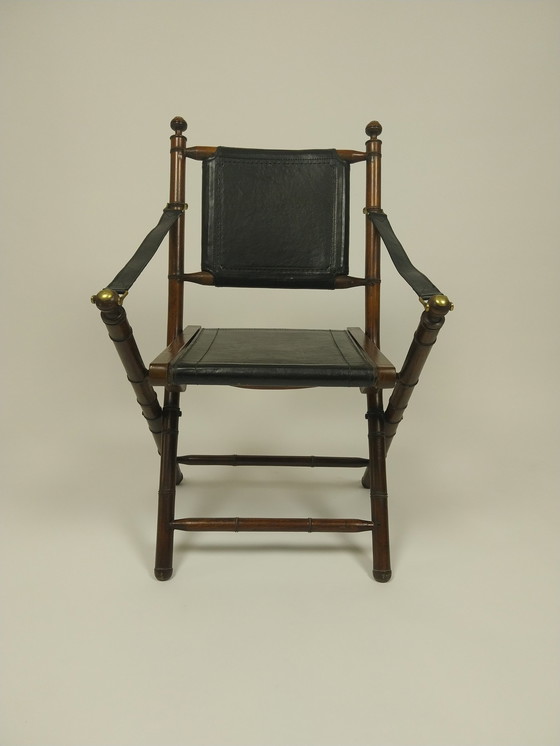 Image 1 of Chaise d'officier pliante en cuir et teck de style colonial