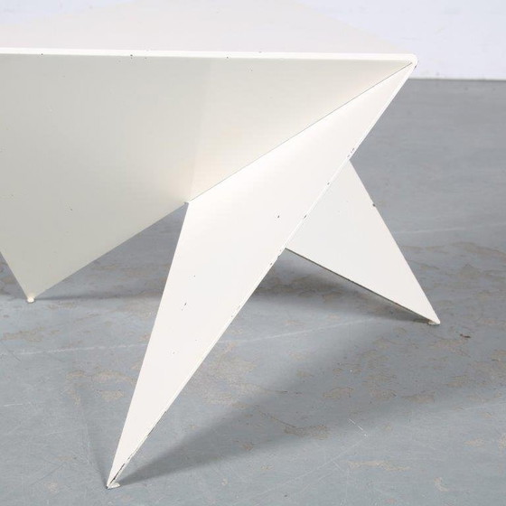 Image 1 of Table d'appoint triangulaire par Ronald Willemsen pour Metaform, Pays-Bas 1980