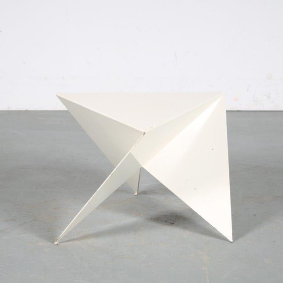 Image 1 of Table d'appoint triangulaire par Ronald Willemsen pour Metaform, Pays-Bas 1980