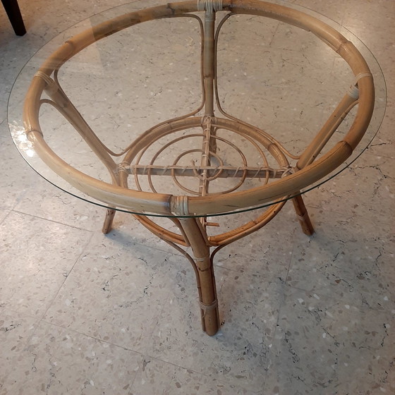 Image 1 of 4X chaises en rotin avec coussins et 1X table en rotin avec plateau en verre