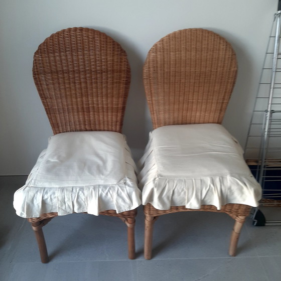 Image 1 of 4X chaises en rotin avec coussins et 1X table en rotin avec plateau en verre