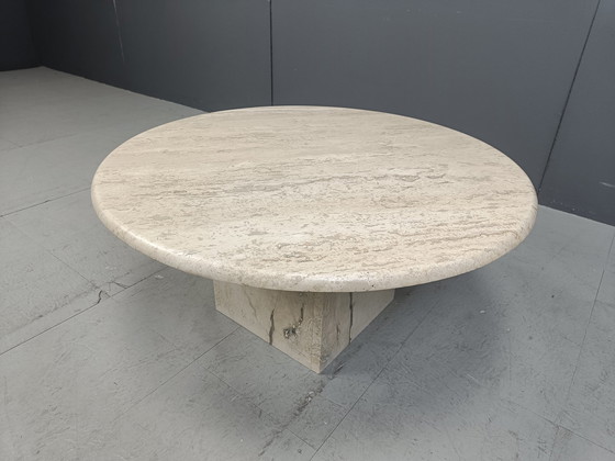 Image 1 of Table basse ronde en travertin, 1970S