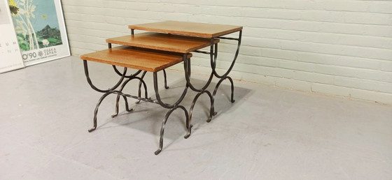 Image 1 of Ensemble de tables gigognes à plateau en bois et pieds en fer forgé