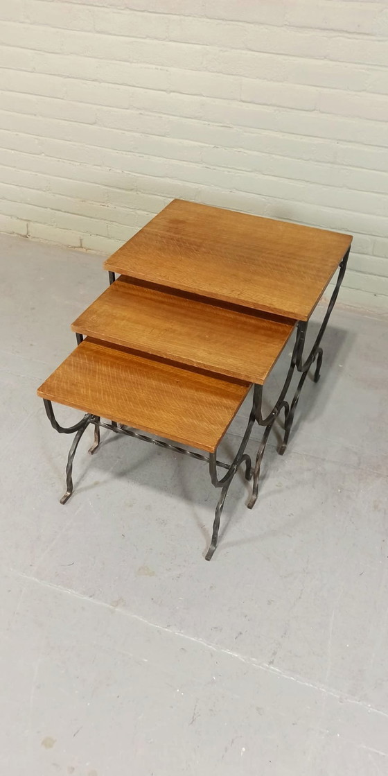 Image 1 of Ensemble de tables gigognes à plateau en bois et pieds en fer forgé