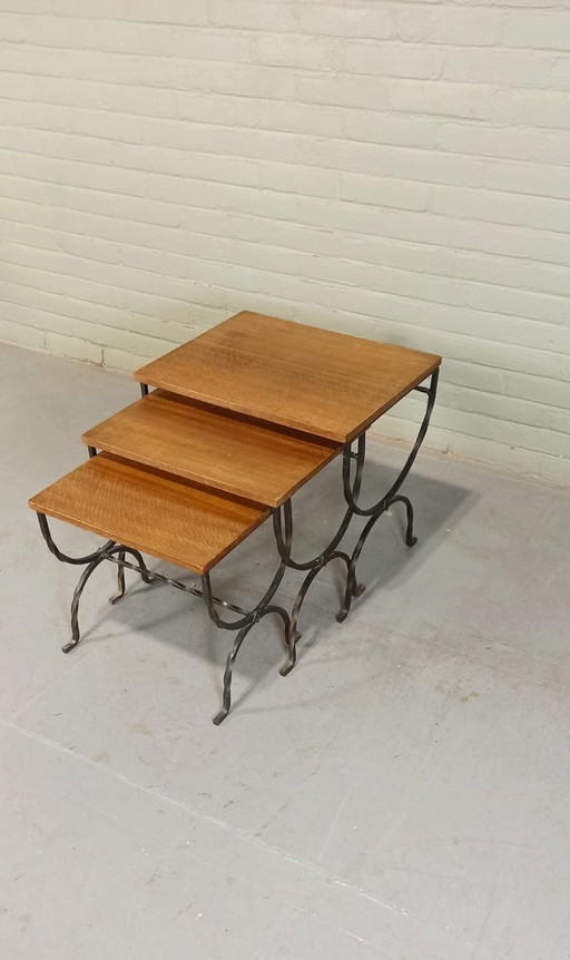 Ensemble de tables gigognes à plateau en bois et pieds en fer forgé