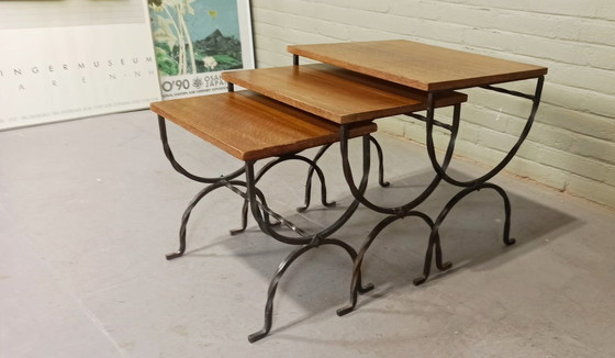 Image 1 of Ensemble de tables gigognes à plateau en bois et pieds en fer forgé