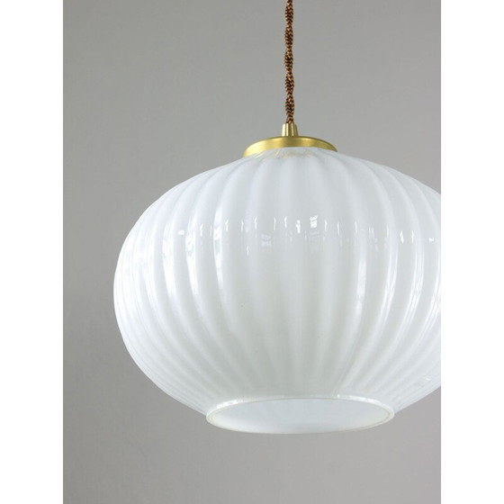 Image 1 of Lampe suspendue vintage en verre opale et laiton