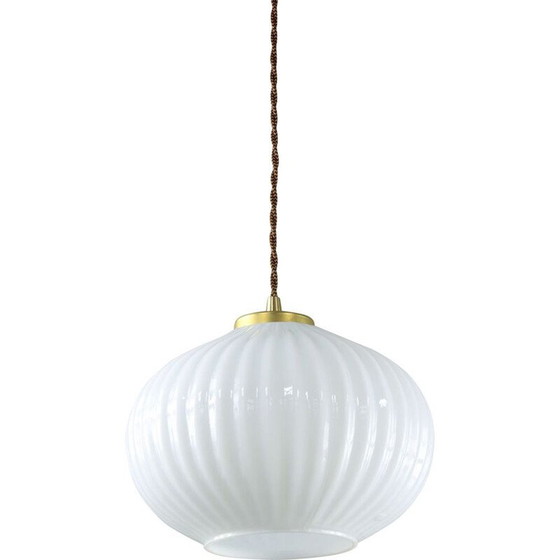 Image 1 of Lampe suspendue vintage en verre opale et laiton
