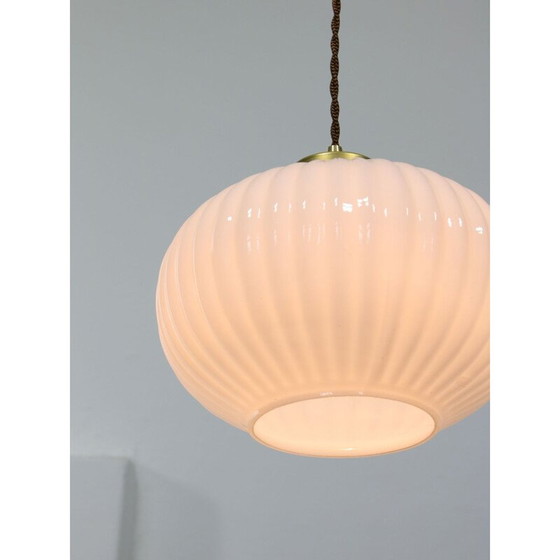 Image 1 of Lampe suspendue vintage en verre opale et laiton