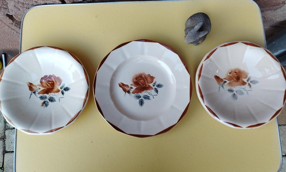 Image 1 of Digoin Sarreguemines-Art De La Table-Vaisselle Ancienne-Pièce De Forme-Plat De Service-Très Grande Assiette-Rose - D : 27.50 Cm