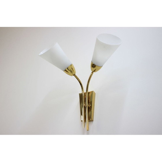 Image 1 of Ensemble de 3 lampes murales vintage en laiton et opaline, 1970