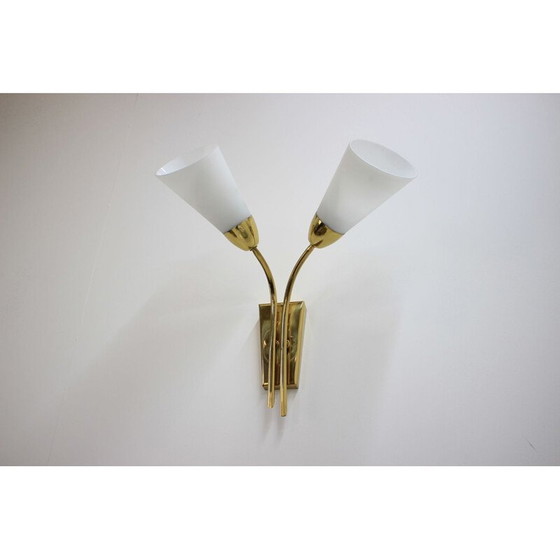Image 1 of Ensemble de 3 lampes murales vintage en laiton et opaline, 1970