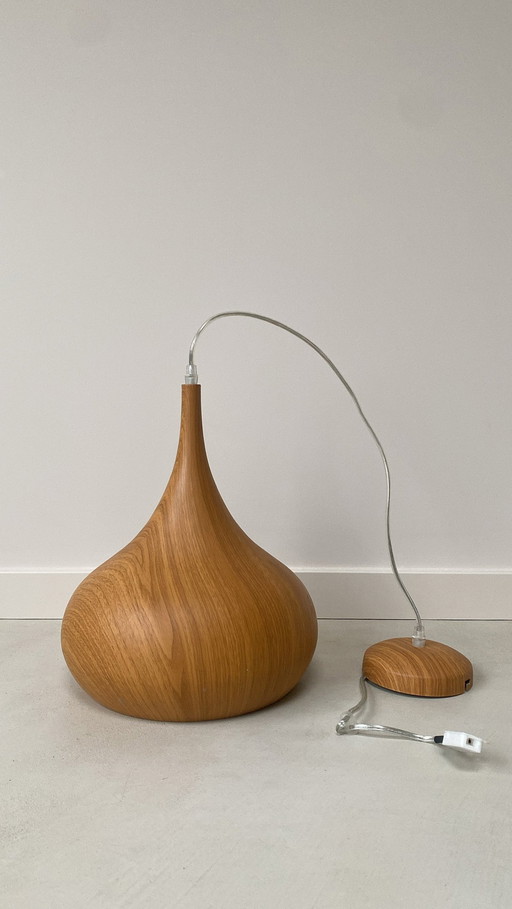 Lampe pendante en métal avec apparence en bois de teck