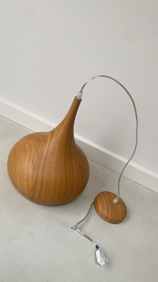 Lampe pendante en métal avec apparence en bois de teck