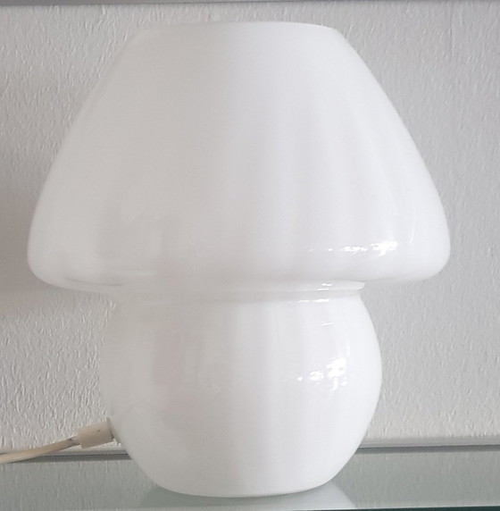 Image 1 of Lampe à poser en forme de champignon blanc