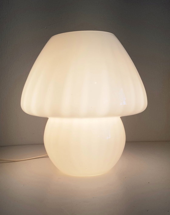 Image 1 of Lampe à poser en forme de champignon blanc