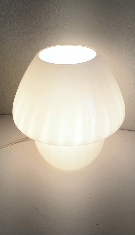 Image 1 of Lampe à poser en forme de champignon blanc