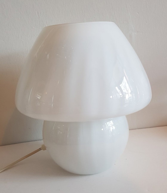 Image 1 of Lampe à poser en forme de champignon blanc