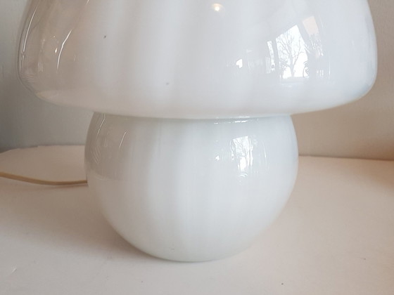 Image 1 of Lampe à poser en forme de champignon blanc