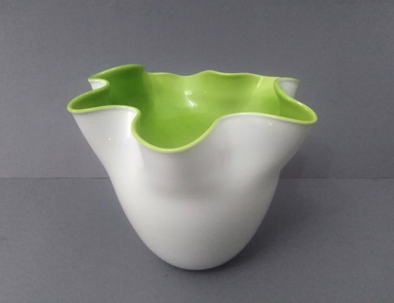 Image 1 of Rare Venini 'Fazoletto' Vase Murano Vert et Blanc par Fulvio Bianconi 1980S