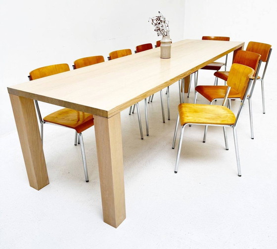 Image 1 of Grande table en bois clair massif