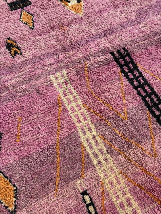 Image 1 of Nouveau tapis berbère rose à motifs géométriques audacieux