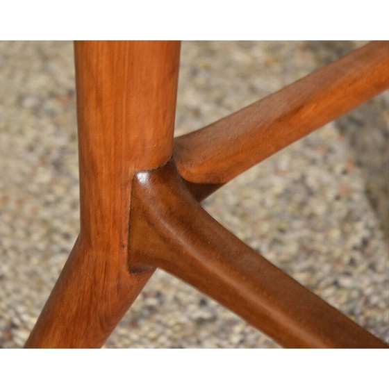 Image 1 of Table ronde vintage en bois de noyer massif et verre, 1950