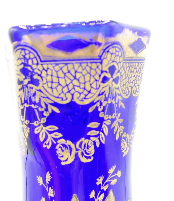 Image 1 of Vase En Verre Bleu Cobalt Avec Marguerites Émaillées. Legras