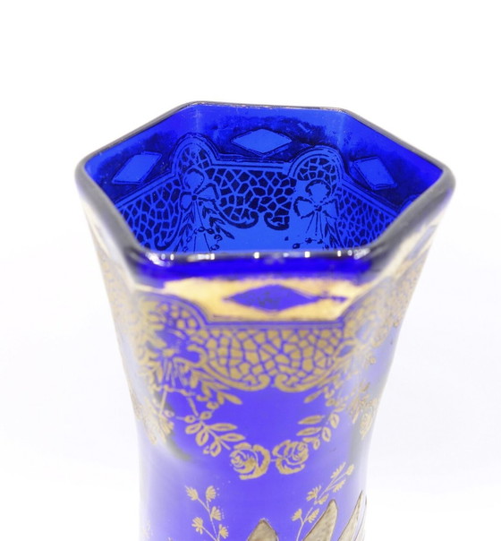 Image 1 of Vase En Verre Bleu Cobalt Avec Marguerites Émaillées. Legras