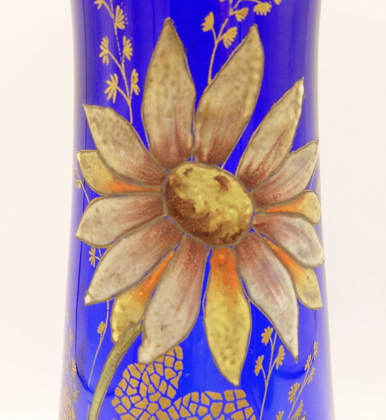 Image 1 of Vase En Verre Bleu Cobalt Avec Marguerites Émaillées. Legras