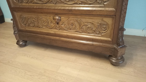 Image 1 of Ancienne commode italienne en noyer du 19ème siècle