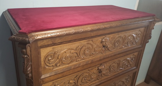 Image 1 of Ancienne commode italienne en noyer du 19ème siècle