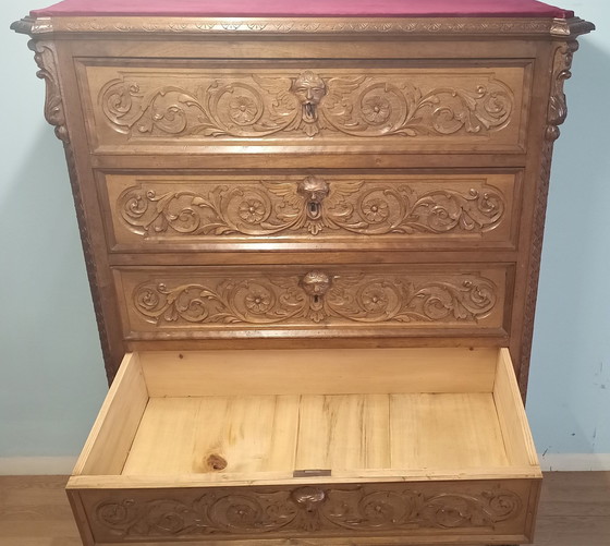 Image 1 of Ancienne commode italienne en noyer du 19ème siècle