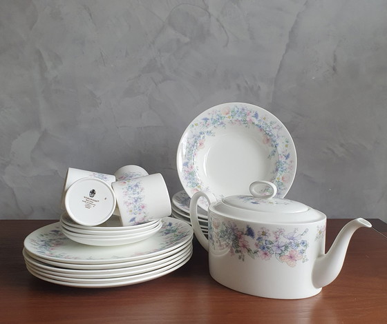 Image 1 of Wedgewood Bone China Angela Dinnerware 17 pièces
