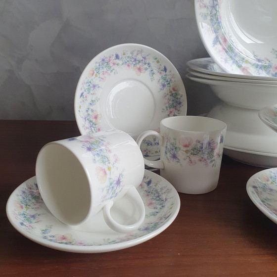 Image 1 of Wedgewood Bone China Angela Dinnerware 17 pièces