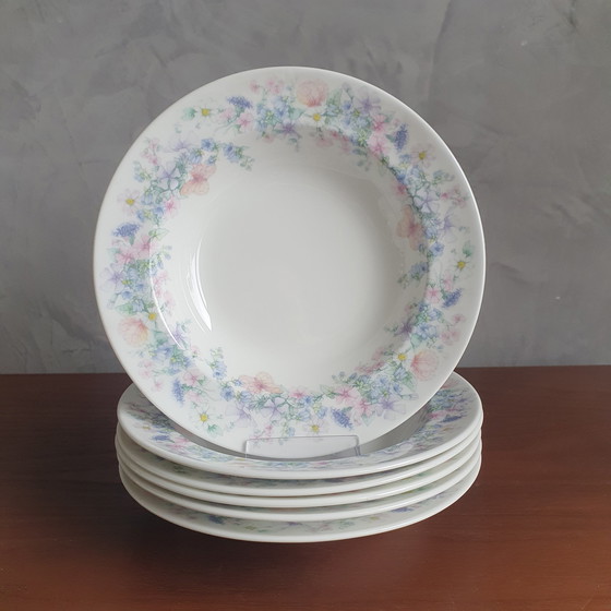 Image 1 of Wedgewood Bone China Angela Dinnerware 17 pièces