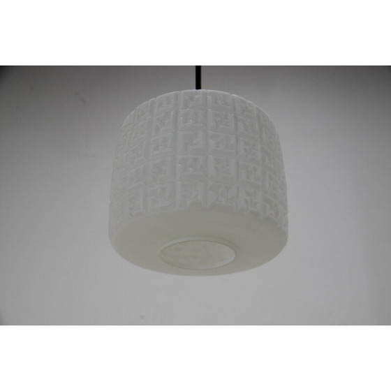 Image 1 of Lampe suspendue vintage en laiton et verre laiteux, Tchécoslovaquie, années 1960