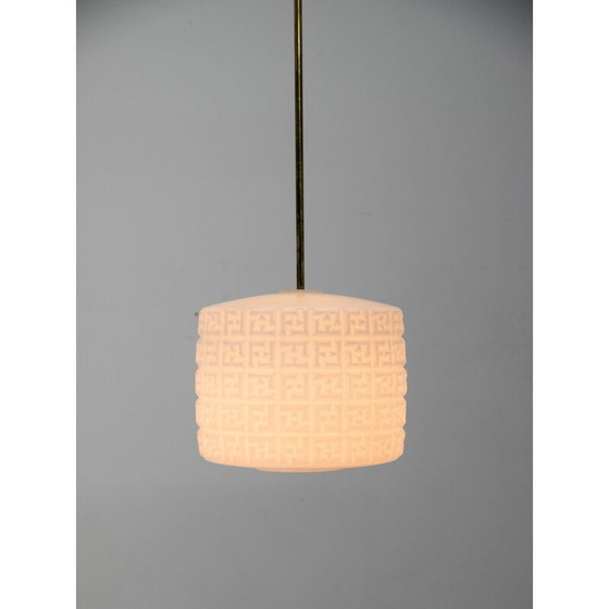 Image 1 of Lampe suspendue vintage en laiton et verre laiteux, Tchécoslovaquie, années 1960