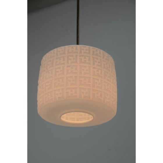 Image 1 of Lampe suspendue vintage en laiton et verre laiteux, Tchécoslovaquie, années 1960