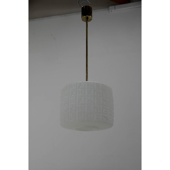 Image 1 of Lampe suspendue vintage en laiton et verre laiteux, Tchécoslovaquie, années 1960