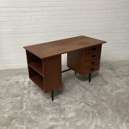 Bureau vintage avec bibliothèque