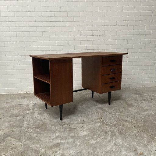 Bureau vintage avec bibliothèque