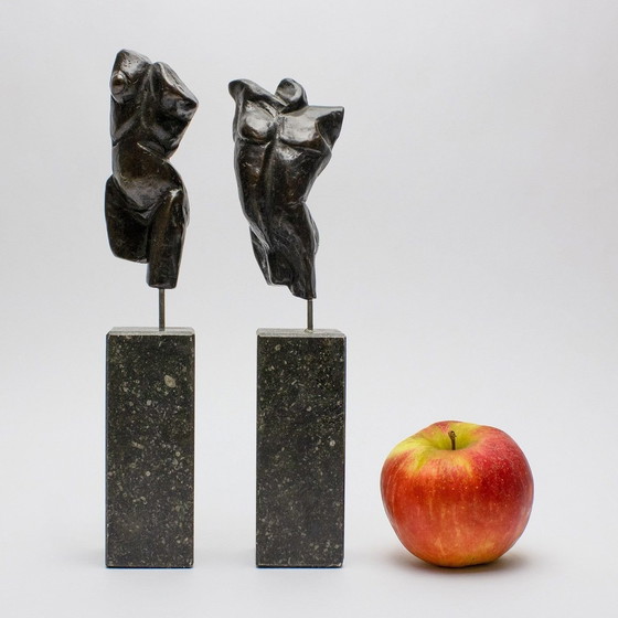 Image 1 of Fritz Van Eeden Ensemble de deux torses, garçon et fille en bronze