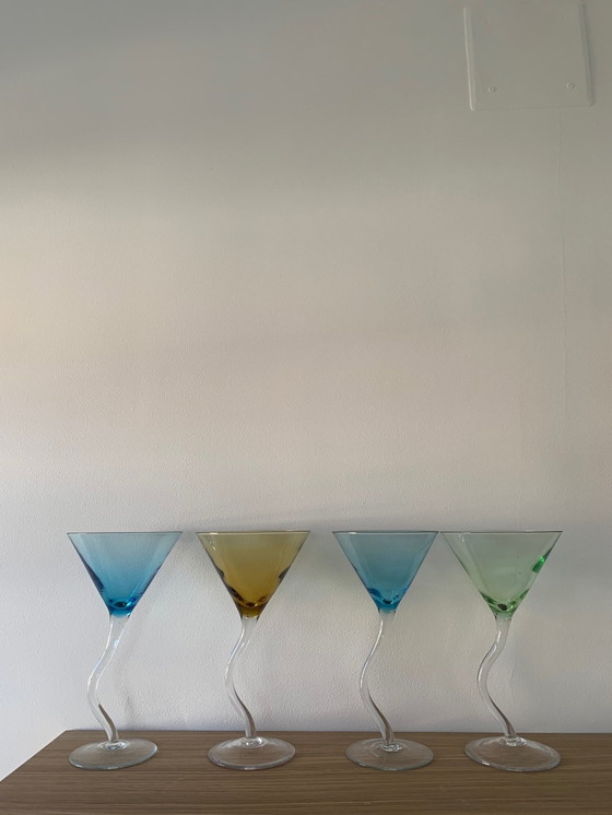 Image 1 of Ensemble de 4 verres à cocktail dansants multicolores, 1990
