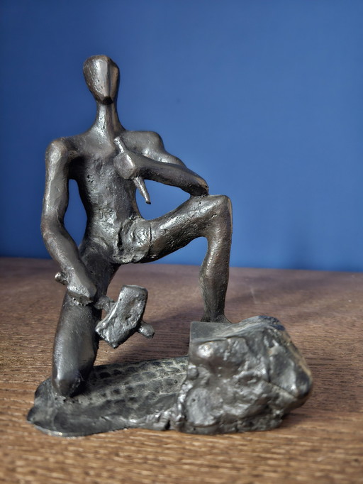 Statue en bronze "Homme au marteau et au ciseau".