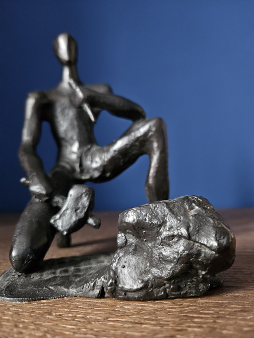 Statue en bronze "Homme au marteau et au ciseau".