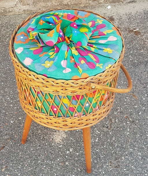 Panier à couture en osier avec tissu à fleurs, 1950S