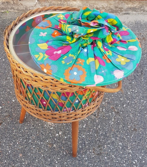 Panier à couture en osier avec tissu à fleurs, 1950S