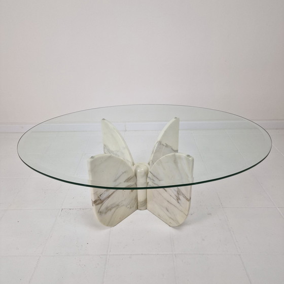 Image 1 of Table basse italienne "Flower" en marbre avec plateau ovale à facettes, 1970S