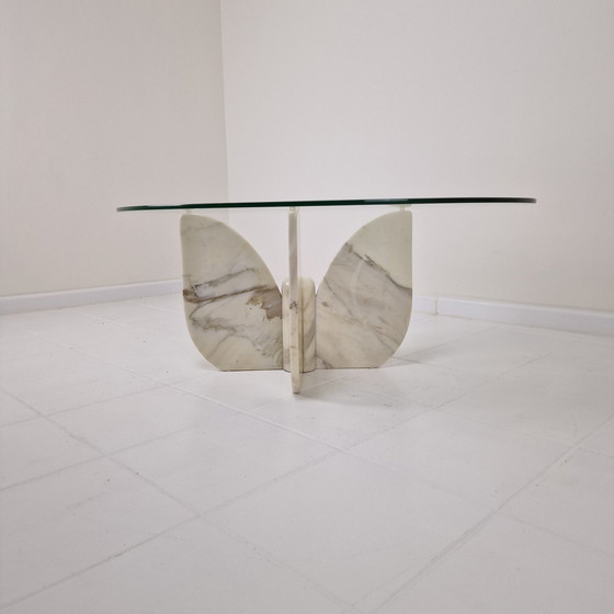 Image 1 of Table basse italienne "Flower" en marbre avec plateau ovale à facettes, 1970S